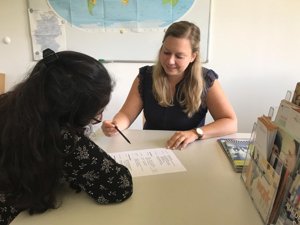 Kathrin Raschke berät eine Studentin. 