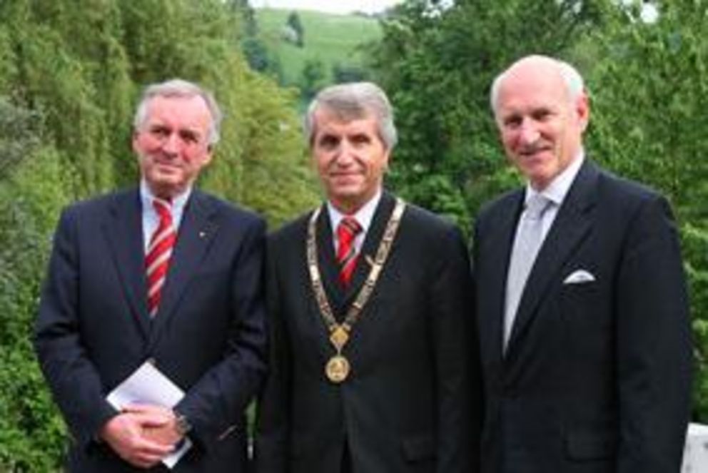 Rektor Prof. Dr. Walter Schweitzer mit den beiden Ehrenbürgern der Universität Passau, Klaus Büchner (links) und Manfred Rauser (rechts).