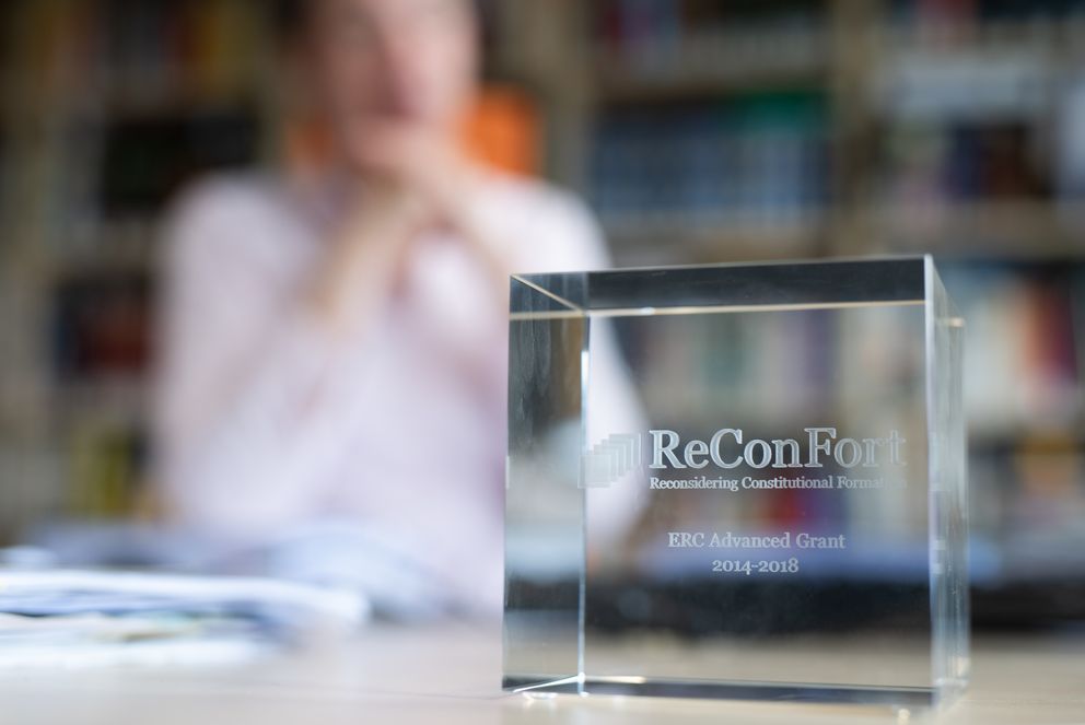 Glas-Quader mit ReConFort-Logo