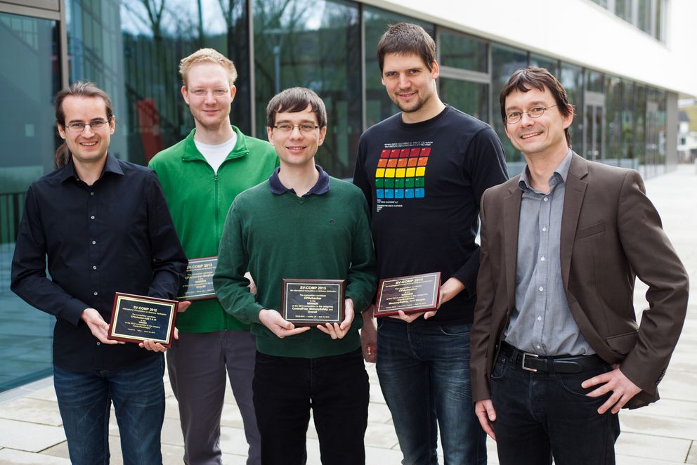 Matthias Dangl (v.l.), Karlheinz Friedberger, Philipp Wendler, Stefan Löwe und Prof. Dr. Dirk Beyer mit den Auszeichnungen des Verifikationswettbewerbs. Foto: Universität Passau