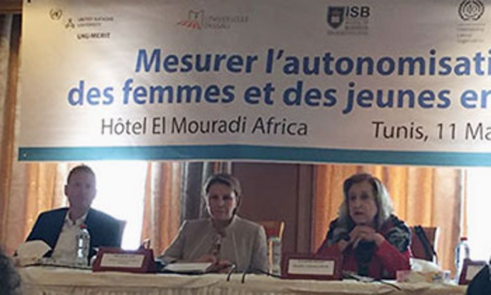 Prof. Dr. Michael Grimm (von links), die tunesische Frauenministerin Naziha Laabidi und die Executive Director des Centre of Arab Women for Training in Research, Dr. Soukaina Bouraoui, bei dem Workshop in Tunis.