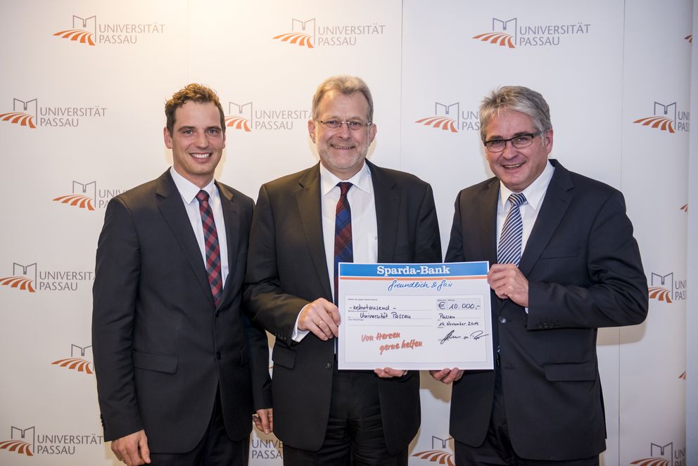 Das Bild zeigt (von links) Andreas Raitner, Prof. Dr. Burkhard Freitag sowie Johannes Lechner.