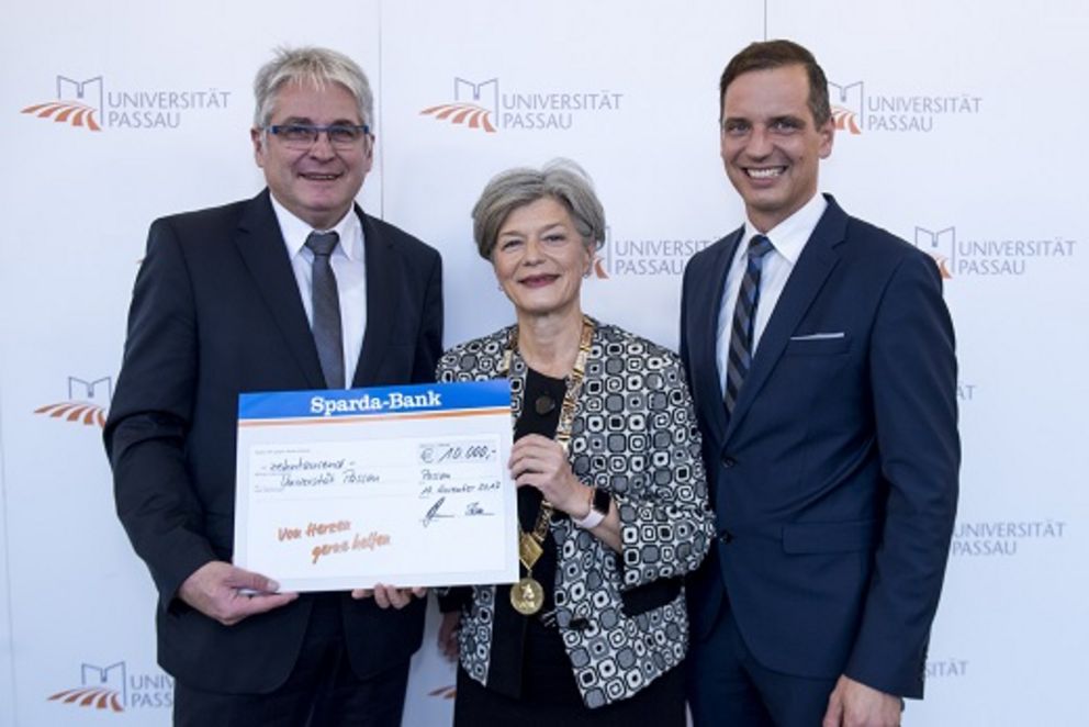Johannes Lechner, Vorstand des Bankhauses und Andreas Raitner, Leiter der Sparda-Bank-Filiale Passau, übergeben im Namen der Stiftung den Spendenscheck an Universitätspräsidentin Prof. Dr. Carola Jungwirth