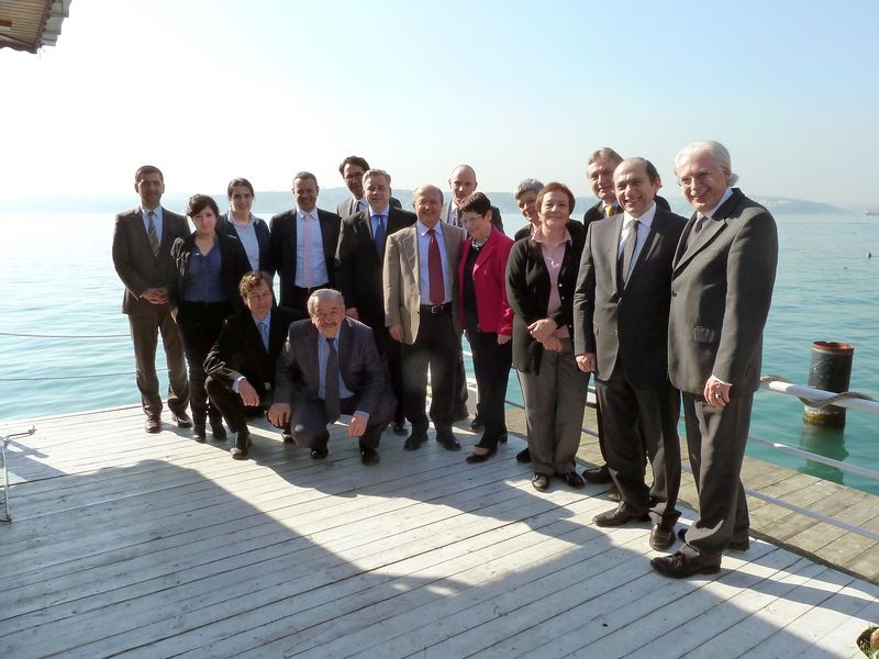 Die Passauer Delegation zusammen mit den türkischen Kolleginnen und Kollegen und der Universitätsleitung am Ufer des Bosporus in Istanbul-Beykoz, v. r: Prof. Ernst Struck (Projektleiter), Prof. Haldun Akpinar, Prof. Jürgen Kamm, Prof. Seyda Ozil, Prof. Carola Jungwirth, Prof. Rita Süssmuth (Präsidentin dtsch. Konsortium), Dr. Jörg Scheffer, Prof. Ziya Sanal (Rektor), Dr. Achim Dilling, Dr. Richard Wittmann, Prof. M. Emin Köktas (Dekan, hockend), Dr. Ibrahim Edin, Prof. Christoph Barmeyer, Dr. Yasemin Dayioglu-Yücel, Barbara Agha-Alikhani, Prof. Halil Akkanat (Dekan) 
