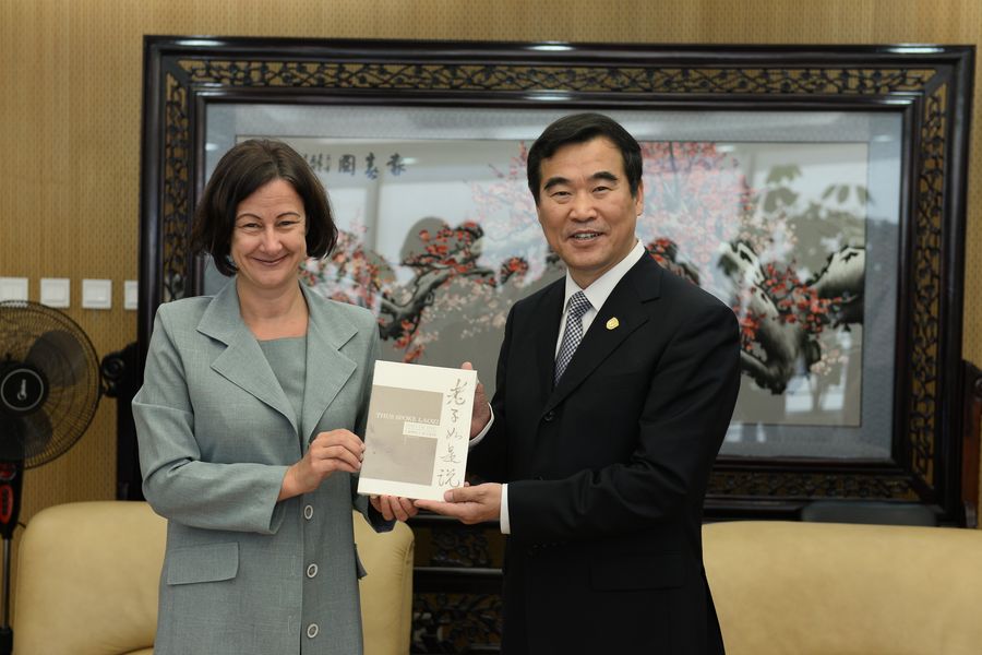 Vice President Ursula Reutner of the University of Passau and Vice President Yan Guohua of Beijing Foreign Studies University at the signing ceremony