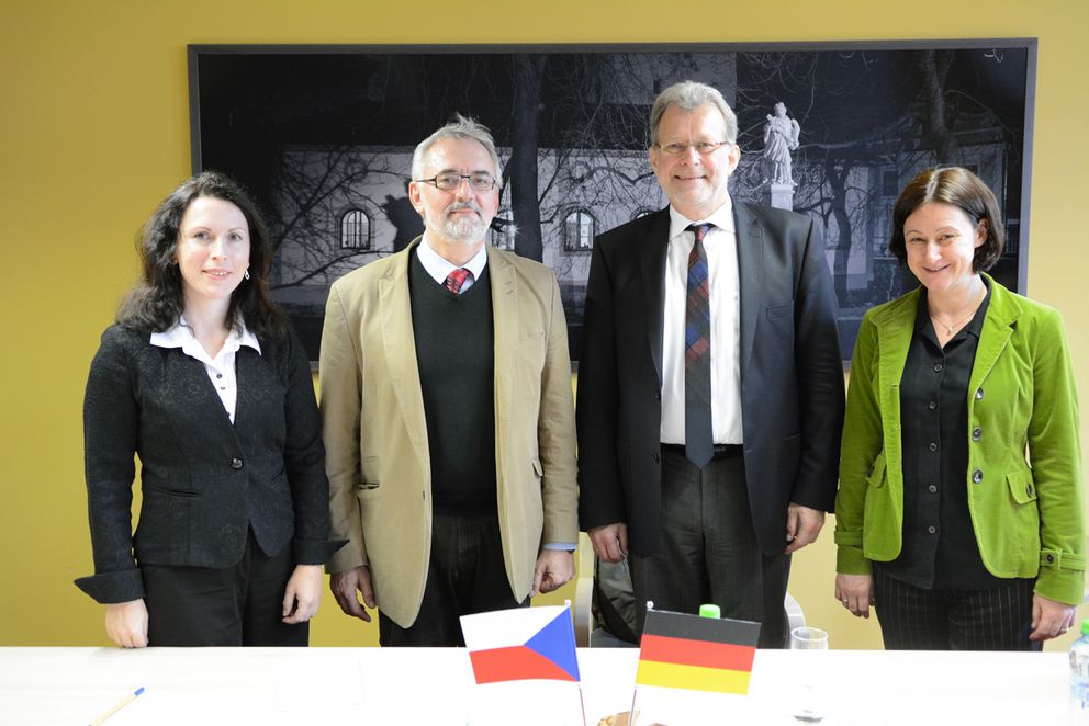 Das Bild zeigt (von links) Prof. Dr. Dagmar Škodová Parmová, Prof. Dr. Libor Grubhoffer, Prof. Dr. Burkhard Freitag und Prof. Dr. Ursula Reutner.