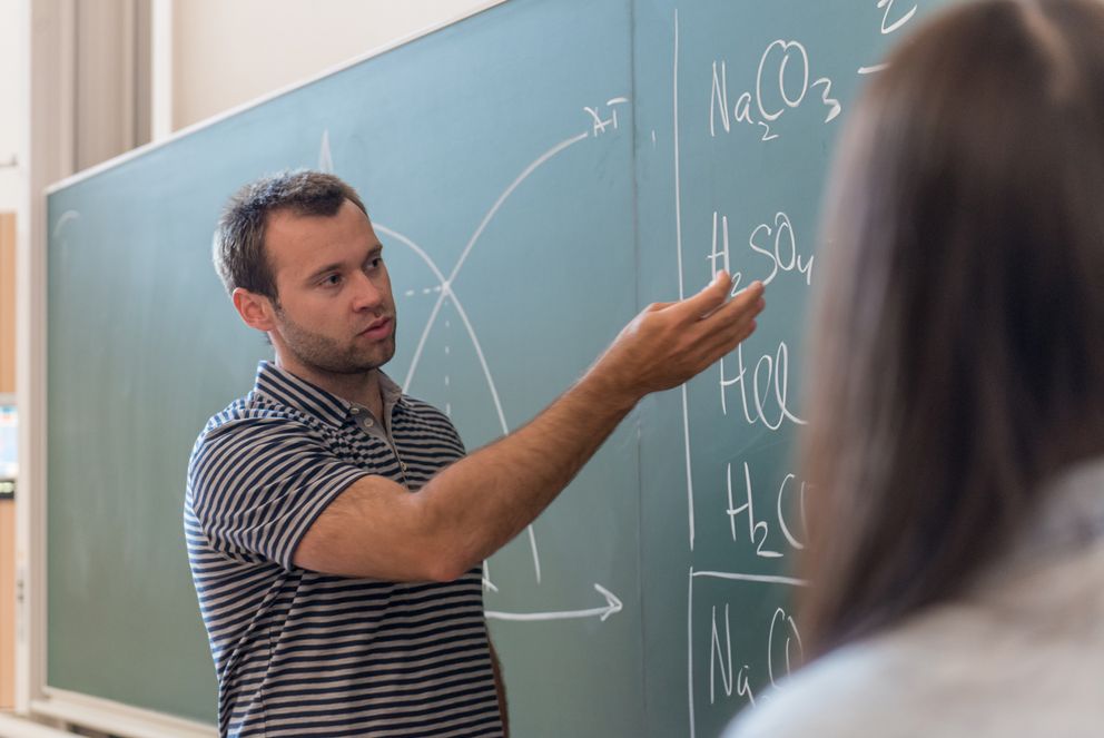 Das Projekt ALMA zielt auf eine Weiterqualifizierung von Lehramtsabsolventinnen und -absolventen, um ihnen berufliche Alternativen zum Schuldienst zu ermöglichen.