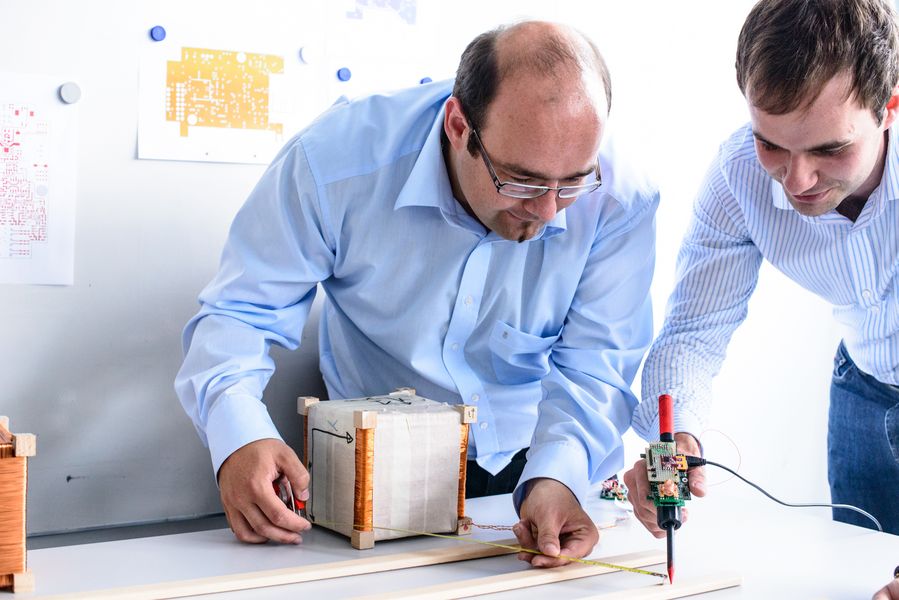 Gerald Pirkl (links), wissenschaftlicher Mitarbeiter an der Universität Passau, und sein Student Andreas Poxrucker testen die Genauigkeit der Steuerungsinstrumente, die die Beschäftigten der Diakonie Neuendettelsau zur Steuerung von Assistenzrobotern verwenden sollen (Foto: Florian Weichselbaumer)