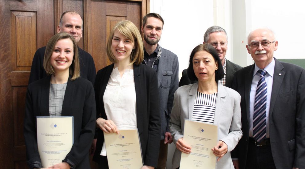 Anna Chiara Knoblauch (v.R., v.l.n.r.), Frauke Grams, Andrea Weber, Prof. Dr. Jörg Trempler, Jérôme Zahn, Prof. Dr. Rüdiger Harnisch, Dr. Helmut Böhm. Foto: Universität Passau