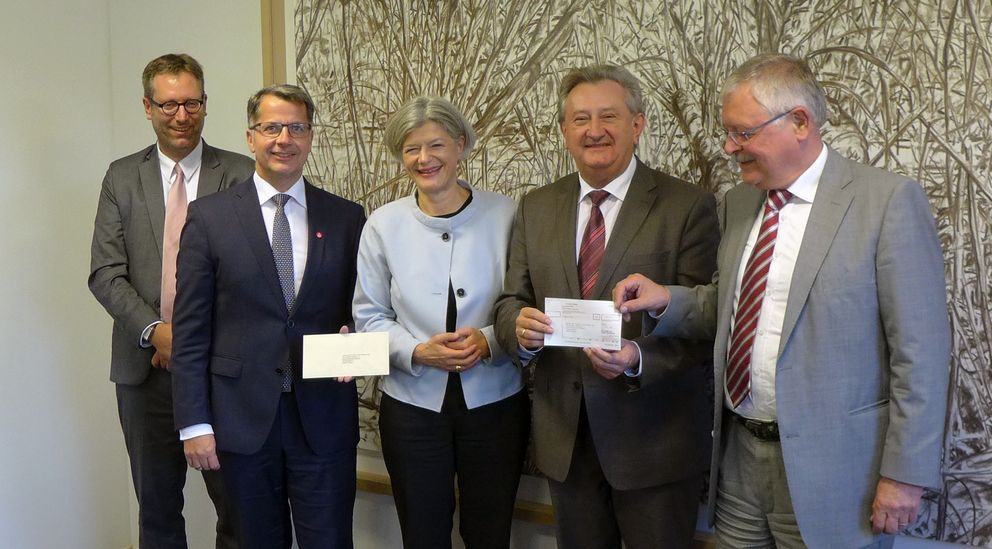 Das Bild zeigt (von links nach rechts) Dr. Dr. Ansgar Grochtmann, Christoph Helmschrott, Prof. Dr. Carola Jungwirth, Franz Meyer und Heinz Grunwald bei der Spendenübergabe, Foto: Universität Passau