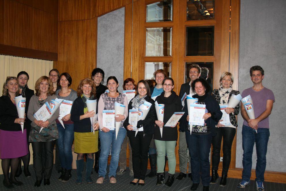 Die Lehrkräfte und Dozierenden des Projekts zusammen mit Prof. Dr. Manuela Möller (2.v.l., Universität Passau) und Frau Dr. Margit Waid (l., JKU Linz).