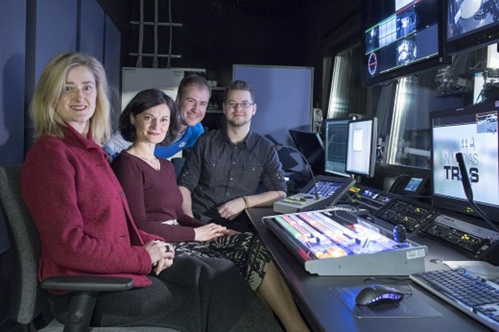 Foto von Dott. Cristina Pontalti-Erhardt (stellvertretende Geschäftsführerin des Sprachenzentrums der Universität Passau), Valentina Stickdorn, Fritz Pflugbeil und Franz Habel im Medienraum des ZMK.