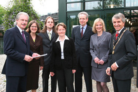 Rektor Schweitzer (rechts) und Prorektor Prof. Dr. Ernst Struck (links) mit den Preisträgern Dr. Monika Meinke, Dr. Mirko Streckenbach, Dr. Barbara Haslbeck, PD Dr. Eckhard Leuschner und PD Dr. Anja Tuschke (von links).