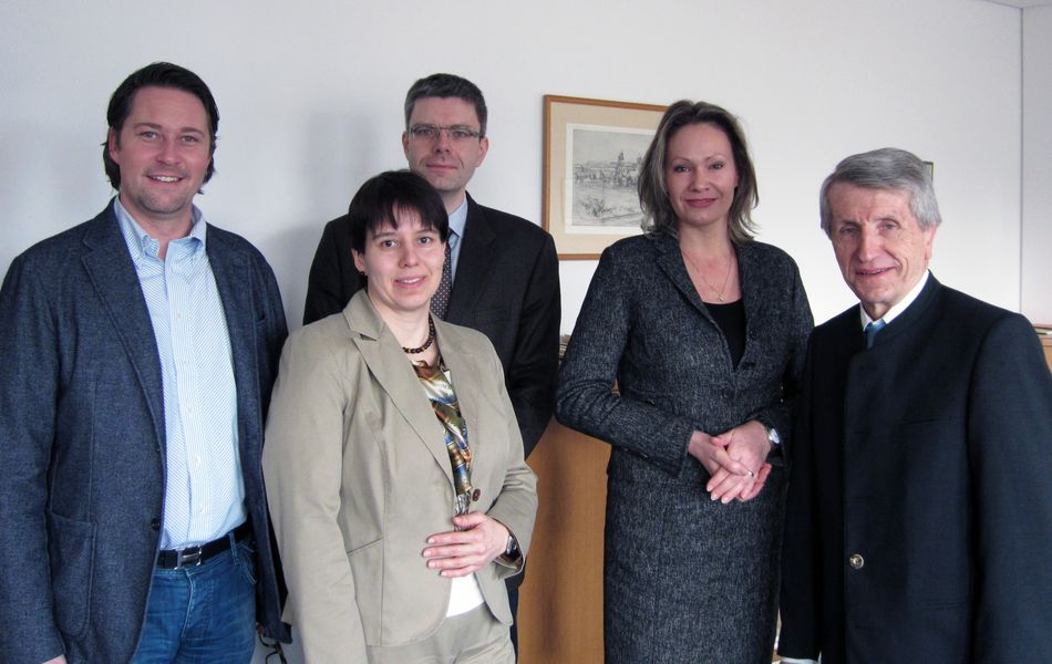 Von links: MdB Dr. Andreas Scheuer, Kanzlerin Dr. Andrea Bör, Vizepräsident Prof. Dr. Wolfgang Hau, Projektkoordinatorin Dr. Susanne Günther und Universitätspräsident Prof. Dr. Walter Schweitzer.