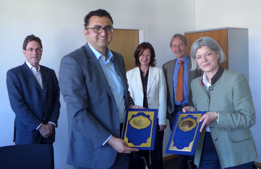 Prof. Dr. Ashkan Sami und Präsidentin Prof. Dr. Carola Jungwirth tauschen das "Memorandum of Understanding" aus im Beisein von Prof. Christian Lengauer, Dekan der Fakultät für Informatik und Mathematik (links), Vizepräsidentin Prof. Dr. Ursula Reutner und Prof. Dr. Joachim Posegga. Foto: Universität Passau