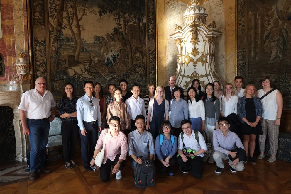 Das Bild zeigt die Teilnehmerinnen und Teilnehmer der Summer School mit ihren Dozenten sowie Prof. Dr. Robert Esser (hinten Mitte). Foto: Universität Passau 