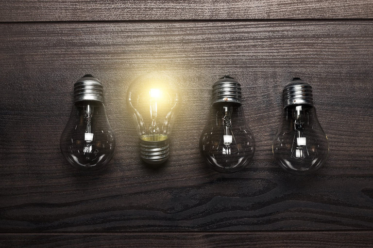 4 Glübirnen, eine davon leuchtet
