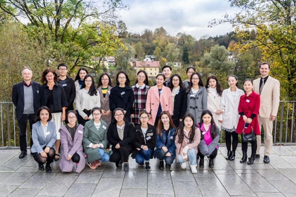 The visiting students from Zhejiang International Studies University together with University Vice President Ursula Reutner (standing, second from the left), Professor Matthias Brandl (right) and Dr Hans-Stefan Fuchs (left). Photo: University of Passau