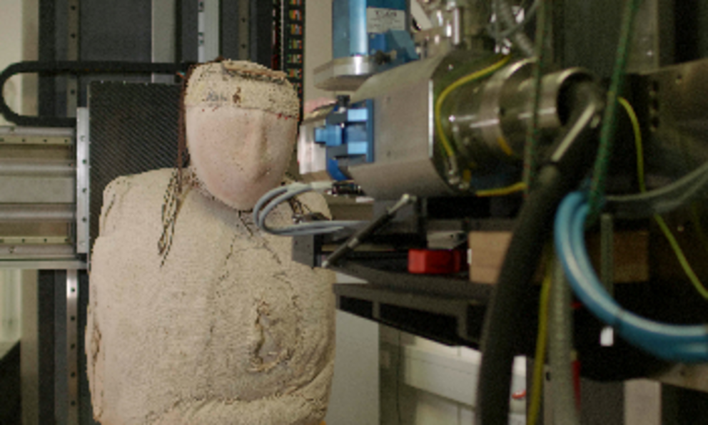 Scanvorgang einer peruanischen Mumie mittels dreidimensionaler Computertomographie. Foto: Fraunhofer-Institut für Integrierte Schaltungen