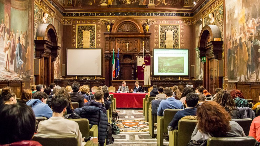 Bildhinweis: Projektleiterin Prof. Dr. Ulrike Müßig hielt eine Gastvorlesung in der altehrwürdigen Aula Magna der Universität Macerata. Foto: Stefan Schmuck
