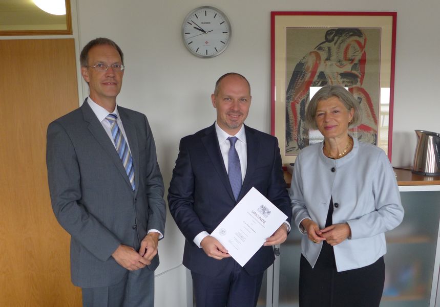 Bildhinweis: Dekan Prof. Dr. Hans-Georg Dederer, Michael Tsambikakis und Präsidentin Prof. Dr. Carola Jungwirth bei der Übergabe der Ernennungsurkunde. Foto: Universität Passau