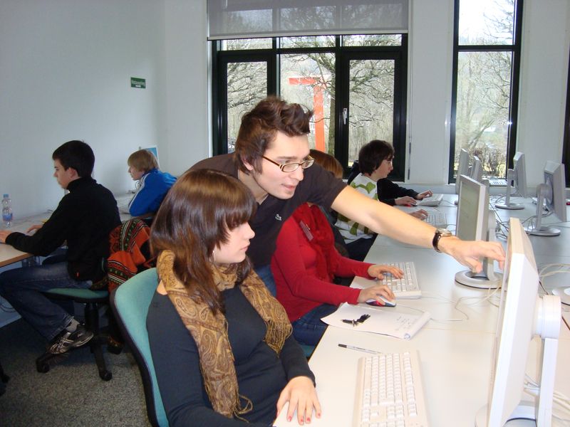 Schüler und ein Betreuer bei der Arbeit.