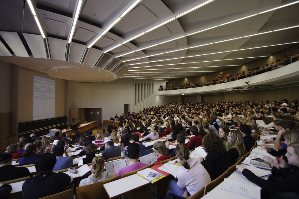 Volles Haus im Audimax der Universität Passau.