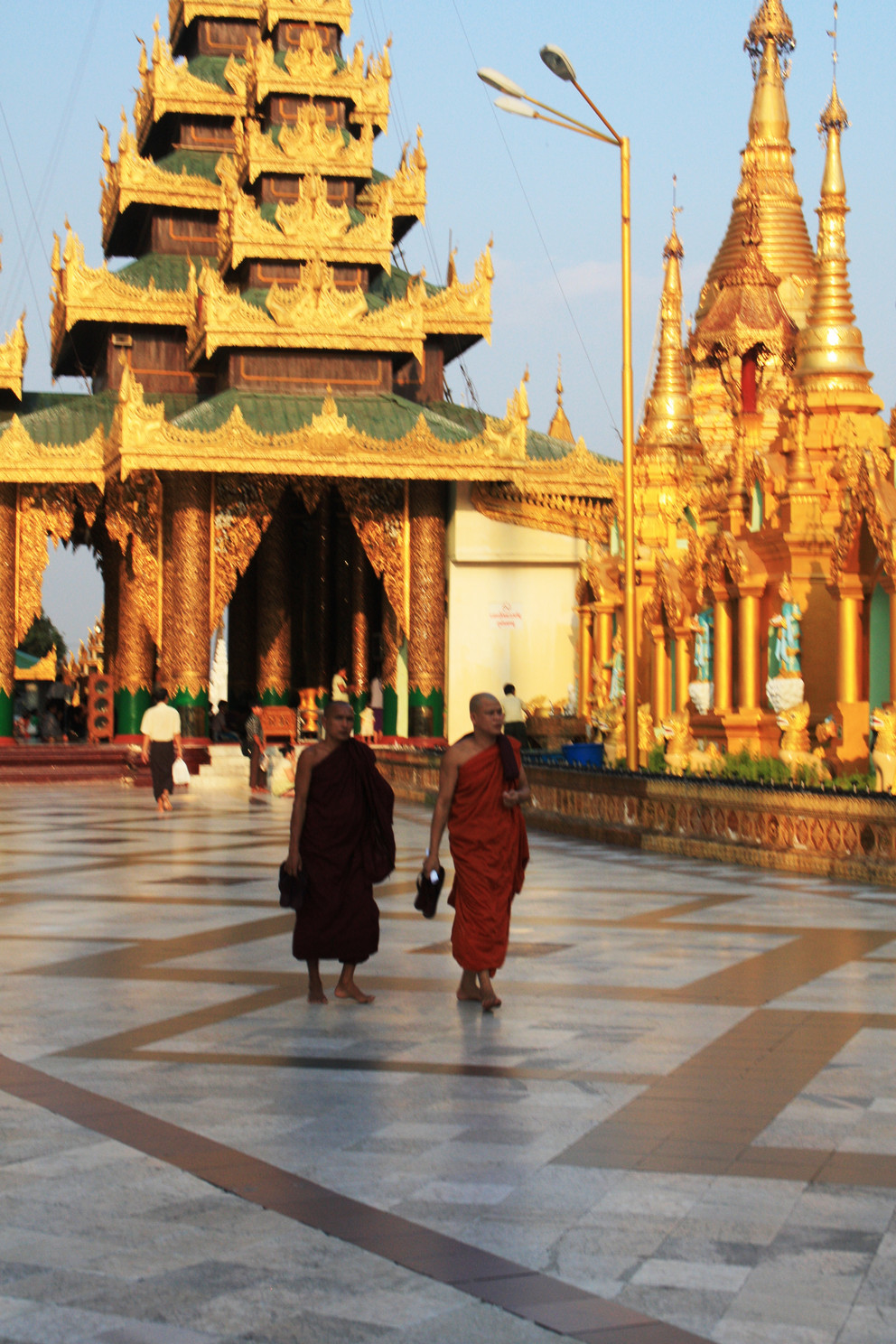Besuch im Department for History, University of Yangon, v. r. Prof. Rüdiger Korff, Prof. Dagmar Hellmann-Rajanayagam, Sascha Helbardt, Prof. Margaret Wong und Dr. Stefanie Wehner.
Eindrücke aus Rangun – Fotonachweise: Universität Passau/Stefanie Wehner
Eindrücke aus Rangun – Fotonachweise: Universität Passau/Stefanie Wehner