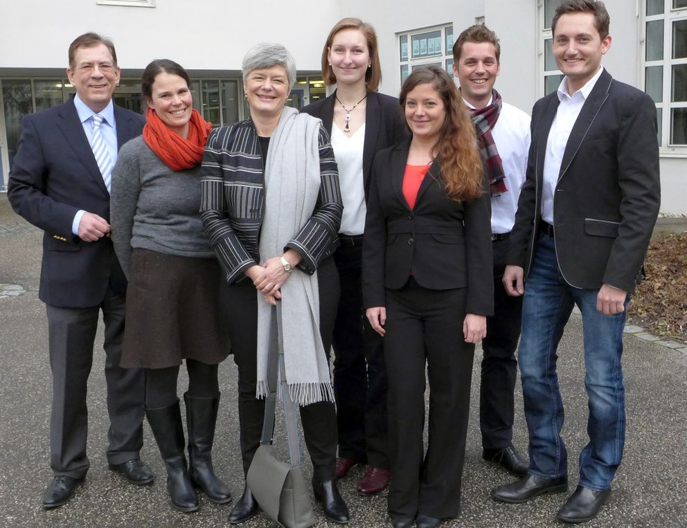 Von links: Martin Frank, IHK Niederbayern, Heidemarie Bartl, Wirtschaftsforum der Region Passau, Prof. Dr. Carola Jungwirth, Lehrstuhl für Internationales Management der Universität Passau, Franziska Dachner und Jenny Bennett (beide ISG GmbH) sowie Robert Pfeffer und Robert Richter, Projektmanager der Wissensinitiative Passau Plus. Foto: Universität Passau