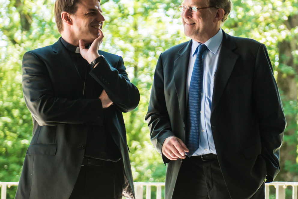 Bischof Dr. Stefan Oster SDB und Präsident Prof. Dr. Burkhard Freitag beim Rundgang.