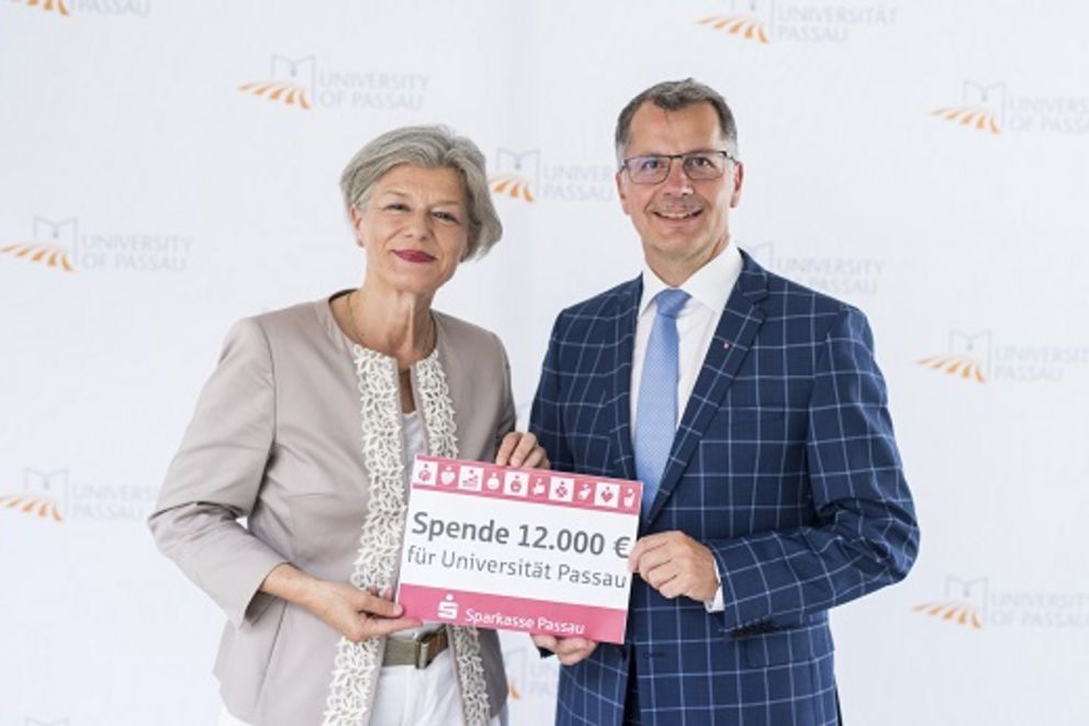 Foto mit Christoph Helmschrott und Präsidentin Prof. Dr. Carola Jungwirth bei der Spendenübergabe. 