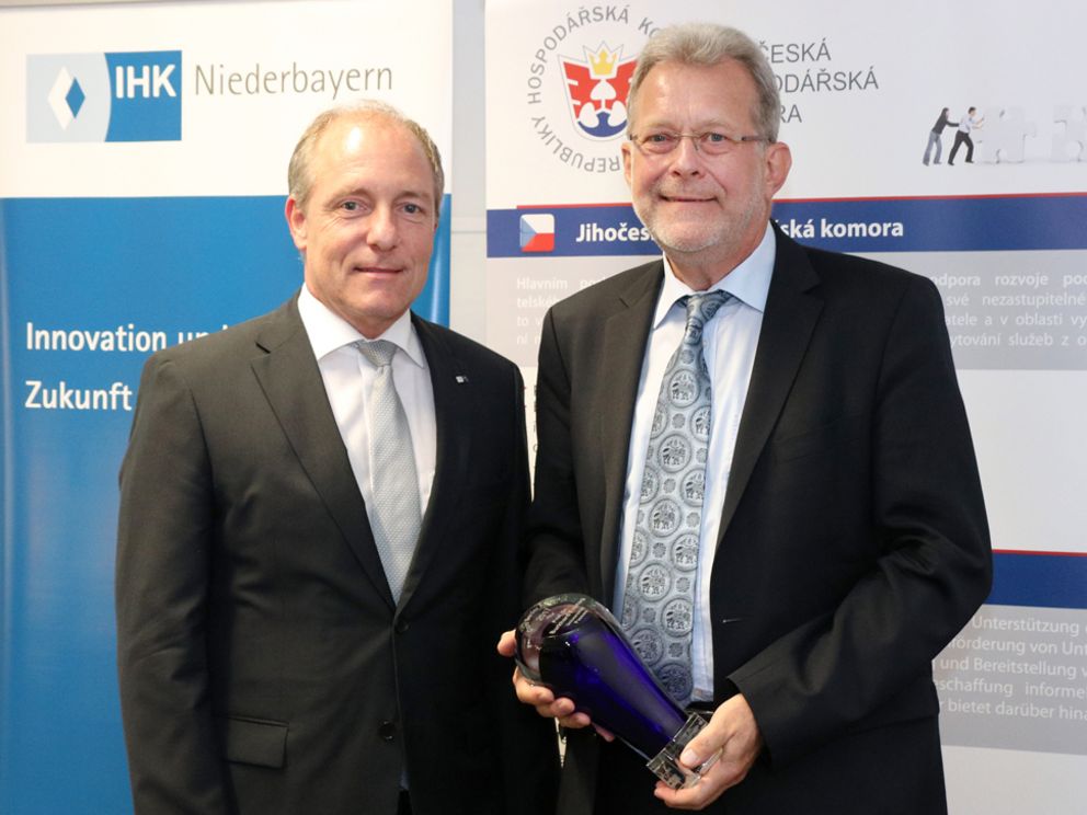 Thomas Leebmann and Professor Burkhard Freitag at the Cross Border Award ceremony. Photograph: IHK Niederbayern.