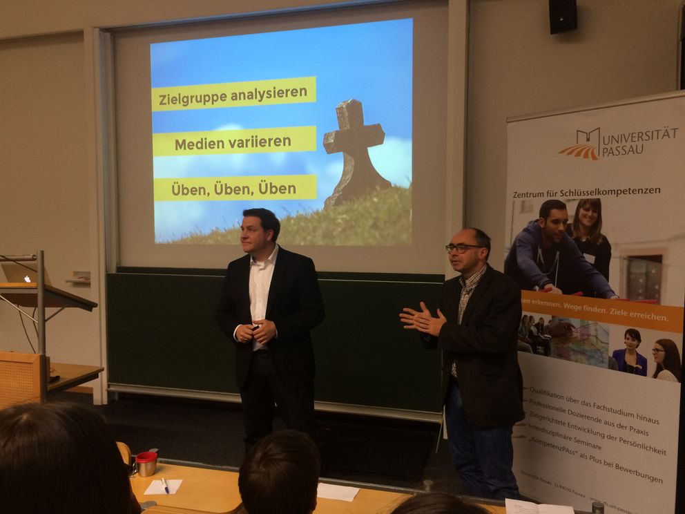 „Tod durch Powerpoint“ lautet das Thema von Florian Hettenbach (links). Der IT-Berater und Trainer stellte sein Seminar bei den Schlüsselgesprächen des Zentrums für Schlüsselkompetenzen (rechts Leiter Prof. Dr. Detlef Urhahne) vor. 