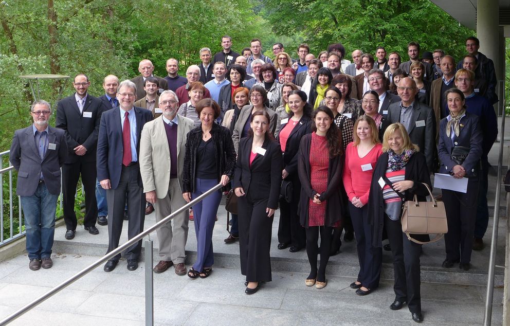 Tschechische Delegation mit den Passauer Gesprächspartnern vor dem IT-Zentrum der Universität Passau