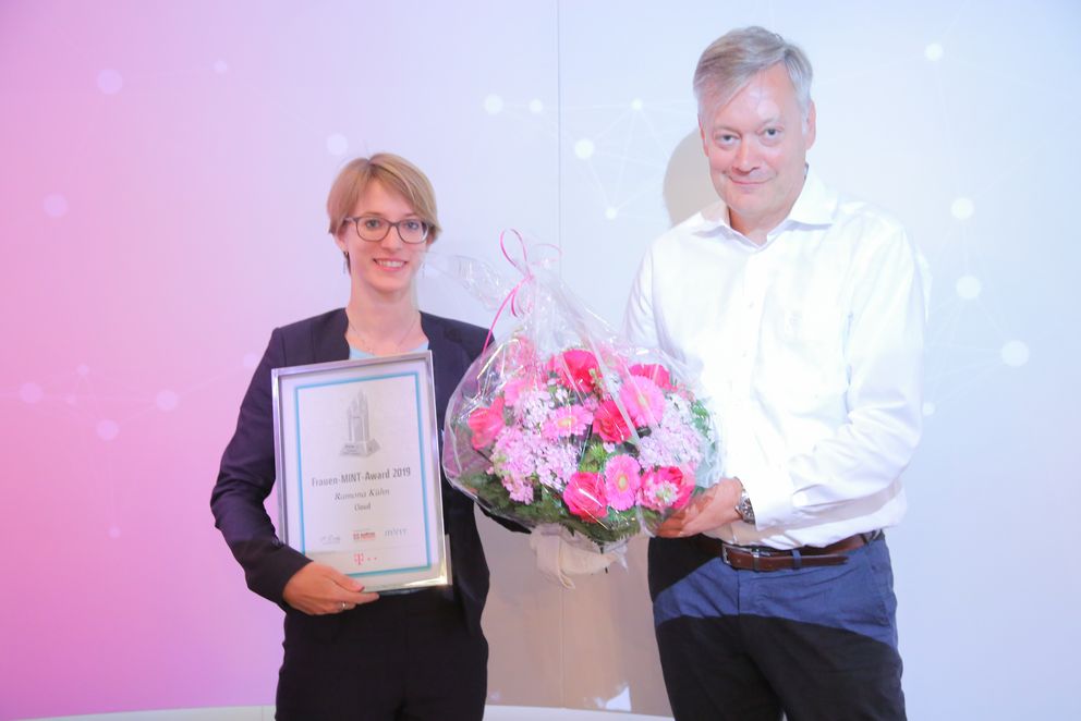 Frank Strecker, Senior Vice President Public Cloud Managed Services and Big Data der Telekom, überreichte die Auszeichnung an Ramona Kühn. Foto: Telekom