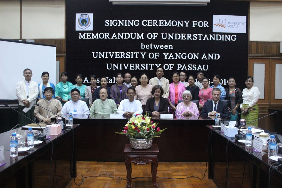 The Rector of the University of Yangon, Professor Aung Thu, and Vice President for International Relations Professor Ursula Reutner (centre) signing the memorandum, which gives direction to the two universities' future cooperation.