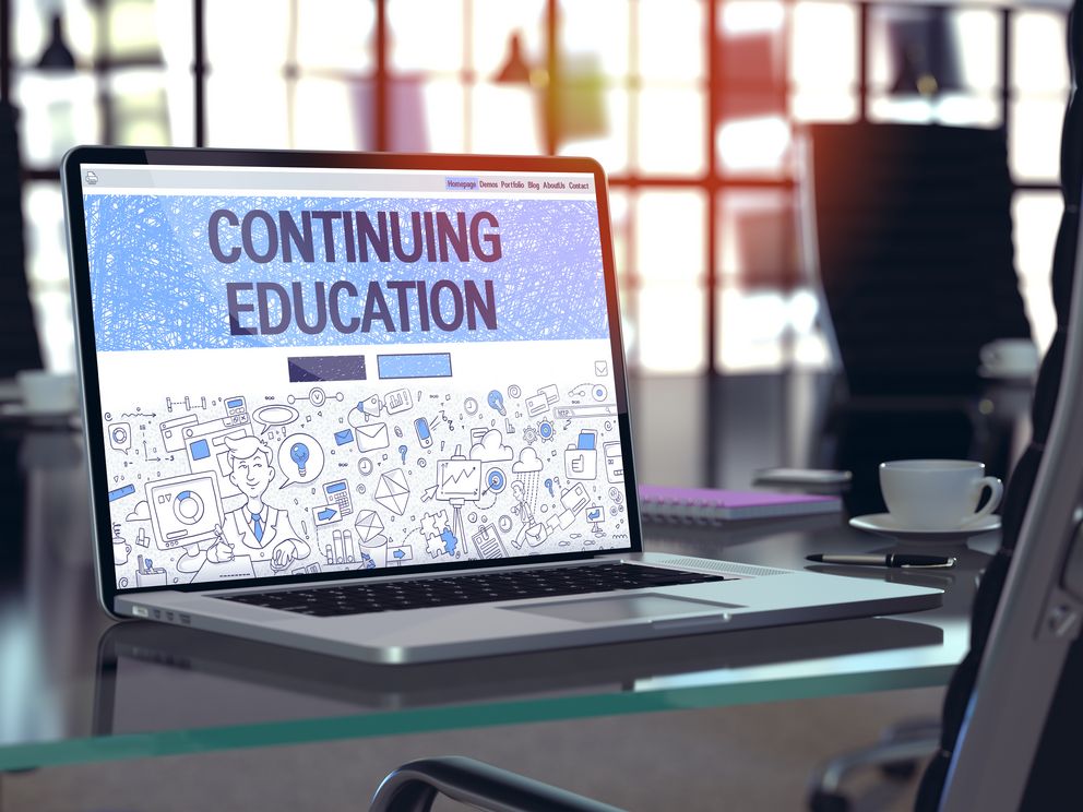 Laptop mit dem Schriftzug "Continuing Education" auf dem Bildschirm
