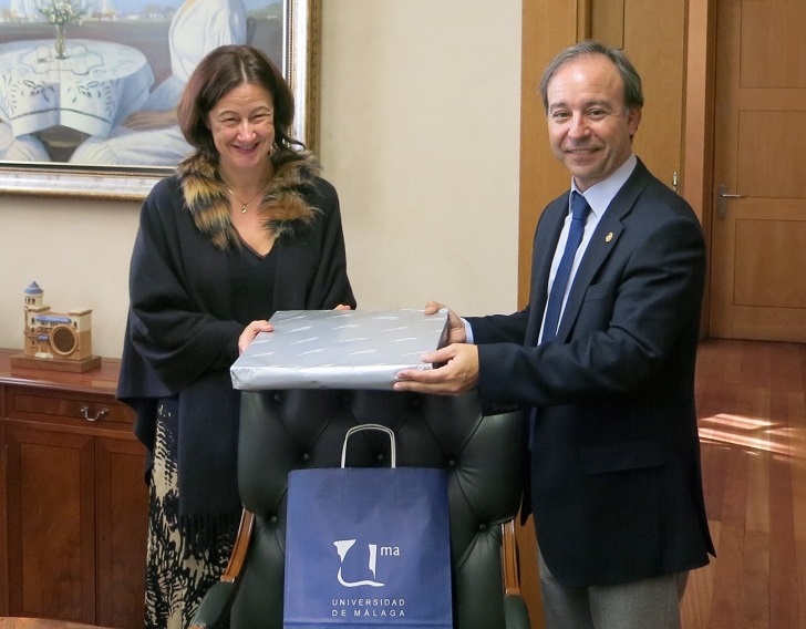 Vice President Ursula Reutner hands a gift to Vice President Perdo Farias Battle.
The delegation from Passau at the reception in Malaga's City Hall. From right to left:  Professor Ilia Polian (Chair of Computer Engineering), Barbara Zacharias (Head of the International Office and Student Services Division), Professor Daniela Wawra (Chair of English Language and Culture), Professor Carola Jungwirth (Chair of International Management), Mayor Francisco de la Torre Prados, Vice President Ursula Reutner (Chair of Romance Languages and Cultures and Director of the Language Centre), Anja Schuster (Head of Communication and Marketing), Gemma del Corral Parra (Director of Culture and Education of the City of Malaga), Javier Hernández (Director of Tourism of the City of Malaga).