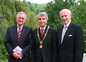 Rektor Prof. Dr. Walter Schweitzer mit den beiden Ehrenbürgern der Universität Passau, Klaus Büchner (links) und Manfred Rauser (rechts).