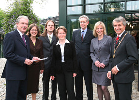 Rektor Schweitzer (rechts) und Prorektor Prof. Dr. Ernst Struck (links) mit den Preisträgern Dr. Monika Meinke, Dr. Mirko Streckenbach, Dr. Barbara Haslbeck, PD Dr. Eckhard Leuschner und PD Dr. Anja Tuschke (von links).