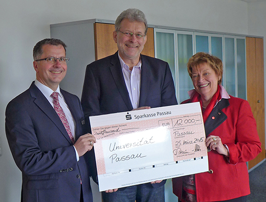 Das Bild zeigt Renate Braun, Christoph Helmschrott und Prof. Dr. Burkhard Freitag bei der Spendenübergabe. 