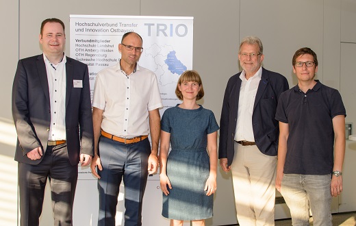 Gruppenfoto mit Prof. Dr. Christian Seel (HAW Landshut), Dr. Günther Hribek (Universität Passau), Simone Kaiser (CeRRI), Prof. Dr. Burkhard Freitag (Universität Passau), Prof. Dr. Markus Heckner (OTH Regensburg).