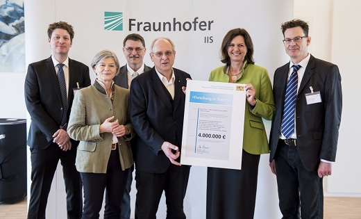 Prof. Dr. Jochen Hiller, Leiter des Fraunhofer-Anwendungszentrums "Computertomographie in der Messtechnik" an der TH Deggendorf, Prof. Dr. Carola Jungwirth, Präsidentin der Universität Passau, Prof. Dr. Tomas Sauer, Leiter der Fraunhofer-Forschergruppe "Wissensbasierte Bildverarbeitung" an der Universität Passau, Prof. Dr. Randolf Hanke, Bereichsleiter Fraunhofer EZRT und stellvertretender Leiter des Fraunhofer-Instituts für Integrierte Schaltungen, Staatsministerin Ilse Aigner, Dr. Gregor Jaburek, Kanzler der TH Deggendorf.