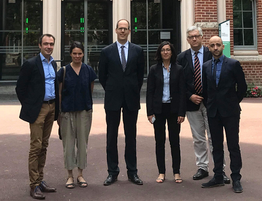 Gruppenfoto von Ioannis Panoussis (Dekan der Juristischen Fakultät der Université Catholique de Lille, von links), Isabelle Minez (Leiterin des Auslandsamtes der Université Catholique de Lille), Prof. Dr. Thomas Riehm (Universität Passau), Aurélie Thieriet-Duquesne (Akademische Betreuerin des Studienganges auf Seiten der Université Catholique de Lille), Xavier Pacreau (Verantwortlicher für die Masterstudiengänge auf Seiten der Université Catholique de Lille), Aurélien Raccah (Vizedekan der Juristischen Fakultät der Université de Lille).