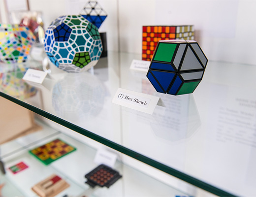 Eine große Auswahl an Spielen, Apparaten und raffinierten Objekten – hier ein Ausschnitt aus der Zauberwürfel-Sammlung – macht mathematische Zusammenhänge für die Besucher des Museums begreifbar.