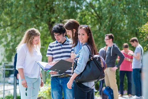 Studierende auf dem Campus der Universität Passau im Sommer