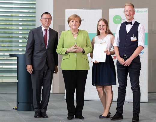 Lisa Knott und Max Borcherding nahmen die Urkunde in Berlin von Kanzlerin Angela Merkel entgegen. Foto: Bundeskanzleramt Lisa Knott und Max Borcherding nehmen die Urkunde in Berlin von Kanzlerin Angela Merkel entgegen.